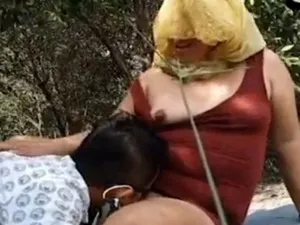 Cặp người vợ chồng dâm quay clip sex trong rừng
