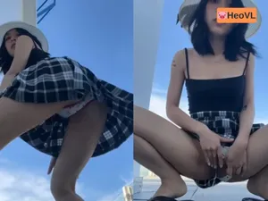 Người tình dâm đi du lịch nhưng cũng không quên quay clip show cây hàng cho fans xem