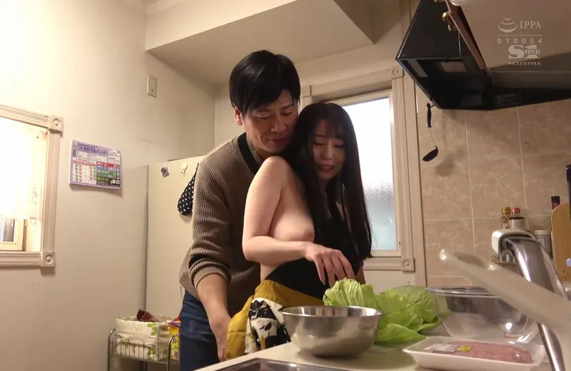 Nghi ngờ cô vợ vụng trộm, người chồng lén lắp camera và chứng kiến tất cả